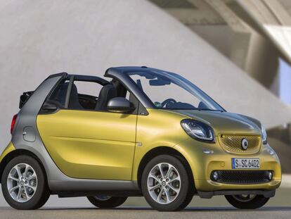 El Fortwo Cabrio incluye capota de lona eléctrica.