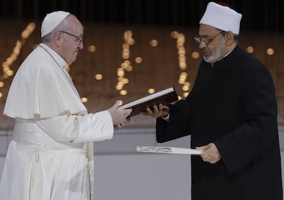 El papa Francisco, a la izquierda, y Sheikh Ahmed el-Tayeb, el gran imán de Al-Azhar de Egipto, intercambian una declaración conjunta sobre la "fraternidad humana". Durante su discurso, el Papa condenó la guerra en Yemen de la que Emiratos Árabes Unidos es parte beligerante y pidió a las monarquías del golfo Pérsico que reconozcan los derechos de ciudadanía a los miembros de las minorías religiosas.