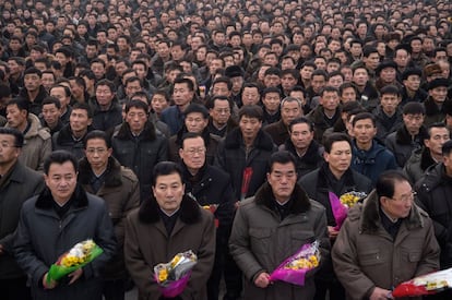 Los residentes de Pyongyang se preparan para la ofrenda floral a los líderes norcoreanos, en el séptimo aniversario de la muerte de Kim Jong Il.