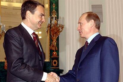 José Luis Rodríguez Zapatero y Vladímir Putin se saludan antes de su entrevista en el Kremlin.