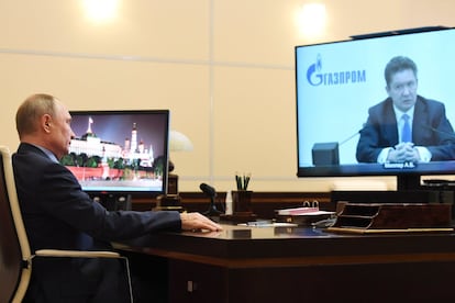 El presidente Vladímir Putin durante una videoconferencia con Alexei Miller, consejero delegado de la empresa estatal Gazprom, en enero de 2021. Miller también estuvo en el gabinete de Putin durante su período en San Petersburgo.