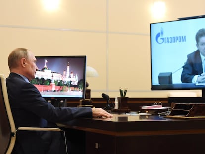 El presidente Vladímir Putin durante una videoconferencia con Alexei Miller, consejero delegado de la empresa estatal Gazprom, en enero de 2021. Miller también estuvo en el gabinete de Putin durante su período en San Petersburgo.