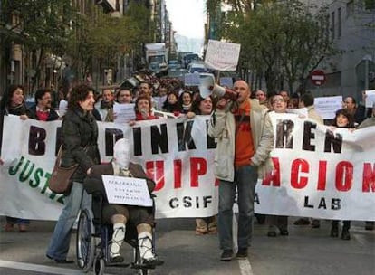 Trabajadores de la Administración de Justicia en huelga se manifestaron ayer en Bilbao.