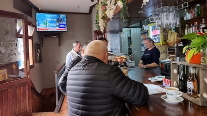 Clientes del bar Monasterio de Achel, en Vallecas, Madrid, un minuto y 42 segundos antes de que el presidente Pedro Sánchez despejara la duda sobre su dimisión.