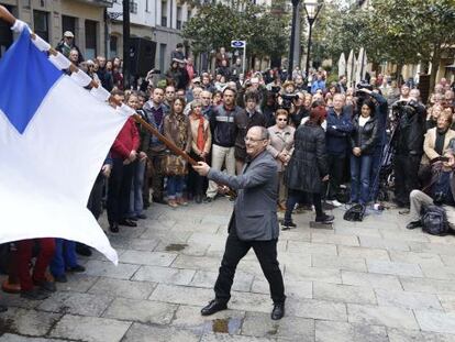 El alcalde, Juan Karlos Izagirre, bailando la bandera de la ciudad en honor a Sarriegi. 