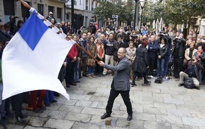 El alcalde, Juan Karlos Izagirre, bailando la bandera de la ciudad en honor a Sarriegi. 