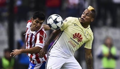 Michael Arroyo, de América, lucha con Jesús Sánchez.