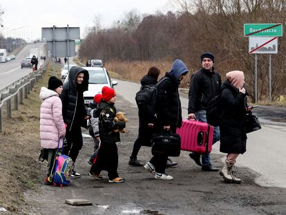 Una familia cruza la frontera de Ucrania con Polonia por el paso de Dorohusk este viernes.