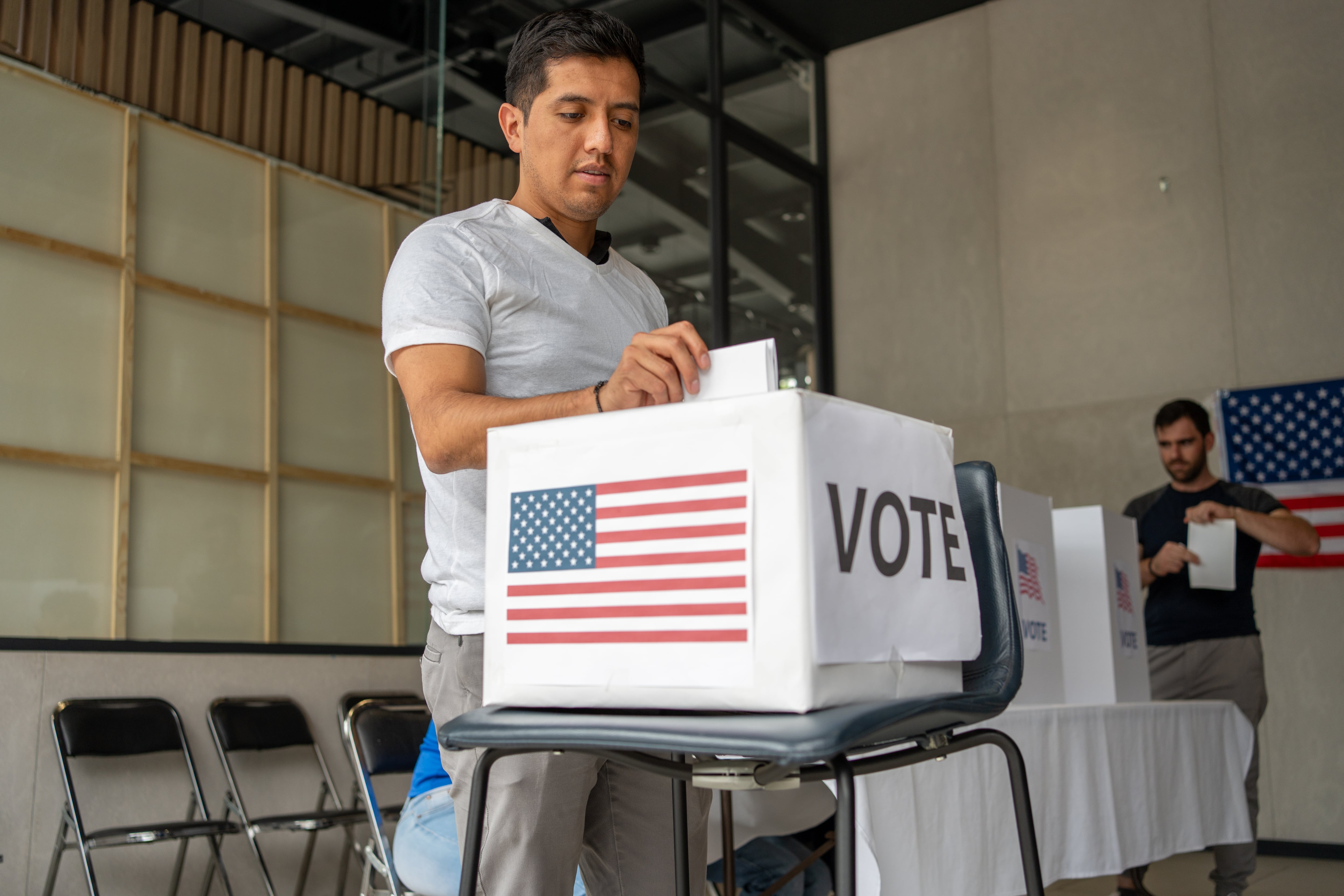 Un estadounidense hispano deposita su voto en una urna.