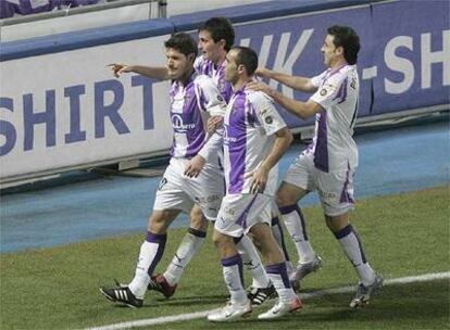 Los jugadores del Valladolid celebran el gol de Vivar Dorado