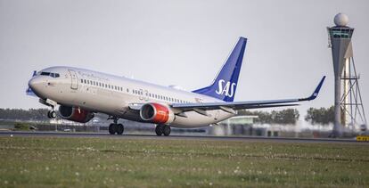 Un avión de la aerolínea escandinava SAS, en el aeropuerto de Amsterdam.