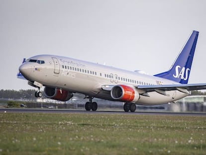 Un avión de la aerolínea escandinava SAS, en el aeropuerto de Amsterdam. 