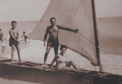 Una familia en un patín a vela en los años sesenta. 