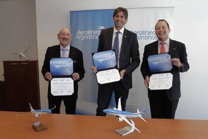 Douglas Izarra, de GE Aviation, Pablo Miedziak, de Aerolíneas Argentinas, y Van Rex Gallard, de Boeing, reunidos en Buenos Aires.