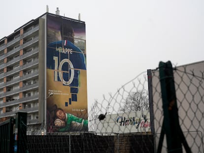 Un mural de Mbappé en Bondy, su ciudad natal, en los alrededores de París, fotografiado en 2022.