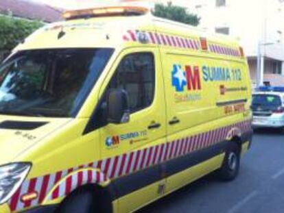 Una ambulancia del Summa, en una intervenci&oacute;n en la v&iacute;a p&uacute;blica.
