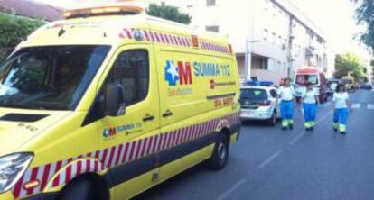 Una ambulancia del Summa, en una intervención en la vía pública.