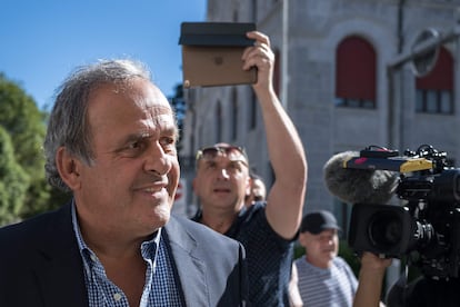 Platini, rodeado de periodistas, a la salida del tribunal de Bellinzona. 