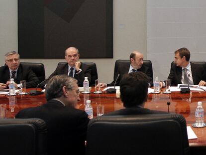 Reunión del gabinete de crisis constituido ayer en La Moncloa bajo la presidencia del presidente José Luis Rodríguez Zapatero.