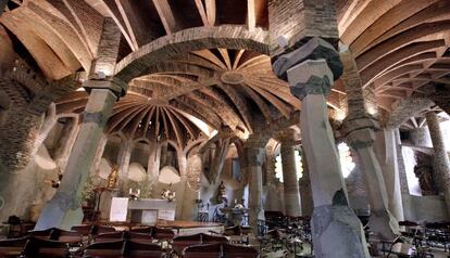 La cripta de la Colonia Güell en la actualidad, con las réplicas de los bancos.