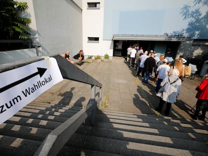 Cola de votantes en el exterior de un colegio electoral de Berlín, el 26 de septiembre de 2021.