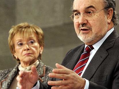 María Teresa Fernández de la Vega y Pedro Solbes, en la conferencia de prensa.