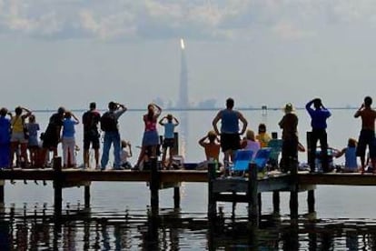 Los espectadores observan el lanzamiento del <i>Discovery</i> desde la base espacial Kennedy en Florida.