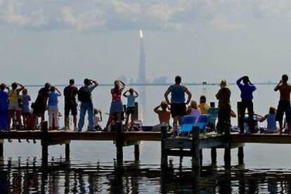 Los espectadores observan el lanzamiento del <i>Discovery</i> desde la base espacial Kennedy en Florida.