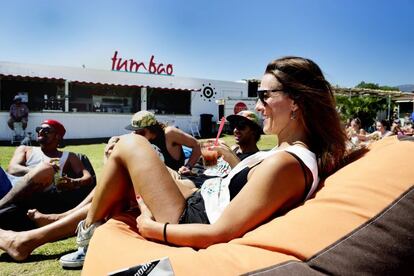 El Tumbao, espacio deportivo y jovial de relax sobre hierba en la ensenada tarifeña de Valdevaqueros.