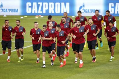 Jugadores del Sevilla entrenando antes del partido de Champions.