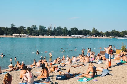 Ambiente estival en Ada Ciganlija, la playa fluvial de Belgrado.