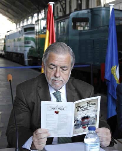 Beteta lee el programa del Tren de la Fresa durante la presentación del programa de este verano.