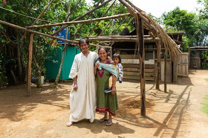 Jorge Vilcapoma y Olga Ascencios posan con su hija en su vivienda de Quimotari, frente a la caseta sanitaria instalada por Fundación Mainel y Aprodes. Vilcapoma pertenece a los ashaninka, el grupo indígena más numeroso de Perú. Su identidad se encuentra muy vinculada con la naturaleza y los seres que la habitan, puesto que reconocen que todo lo que les rodea tiene vida. Vilcapoma enseña la casa y pone en valor el café y cacao que cultivan. Del total de beneficiarios, el 20% es de origen indígena y el 80% son colonos. La familia de Ascencios y su esposo cuenta con pocos recursos económicos y por ello realizan trabajos de manteamiento en otras parcelas para conseguir algún ingreso adicional. Todos los hogares beneficiarios de los proyectos no alcanzan a ganar dos dólares diarios, se encuentran en el umbral de la extrema pobreza.