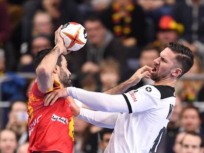 El alemán Fabian Wiede contra el español Raúl Entrerríos durante el pasado Alemania - España del Mundial de Balonmano 2019.