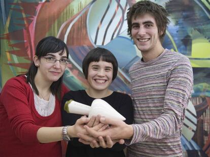 De izquierda a derecha, Egokiñe Muñoz, Oiana Guenaga y Lander Rekakoetxea, tres de los alumnos de la UPV que han participado en el diseño de la botella del aceite negral, enseñan su trabajo.