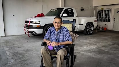 Juan Manuel Vidales junto a su camioneta Chevrolet 2000, que decidió rifar para pagar su tratamiento de cáncer.