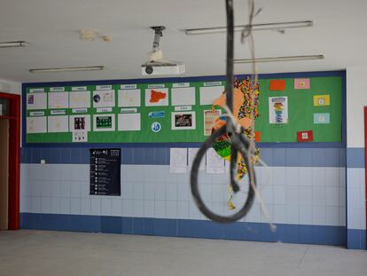 Algunos colegios concertados t privados sí están acondicionando sus alulas, en la imagen, obras en la entrada del colegio privado Arcángel Rafael de Aluche.