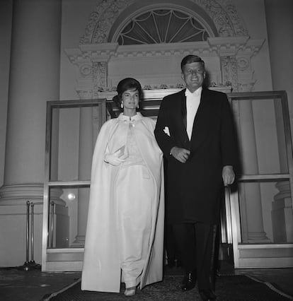 El matrimonio Kennedy sale de la Casa Blanca para dirigirse al baile inaugural.