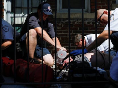 Serviços de saúde atendem um homem com overdose no verão passado em Salem, subúrbio de Boston.