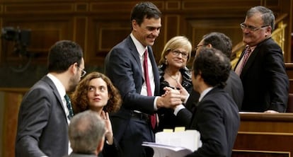 Pedro Sánchez recibe felicitaciones en el Congreso.