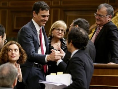 Pedro Sánchez recibe felicitaciones en el Congreso.
