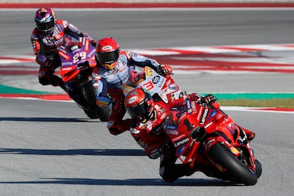 El italiano Francesco Bagnaia (d), Ducati Lenovo Team, seguido del español Marc Márquez (C), Gresini Racing MotoGP, y el español Jorge Martín (i), en la última carrera celebrada en Montmeló.