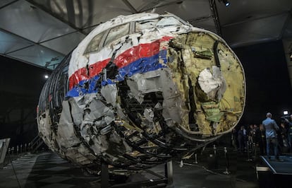 Restos del avión MH17 de Malaysia Airlines derribado en Ucrania y reconstruido en la base militar de Gilze Rijen (Holanda). El Consejo de Seguridad de Holanda, que lidera la investigación internacional sobre las causas del accidente en Ucrania el 17 de julio de 2014, concluyó que el aparato, con 298 personas a bordo, fue derribado por un misil Buk, de fabricación rusa.