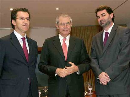 Alberto Núñez Feijóo, Emilio Pérez Touriño y Anxo Quintana, ayer al inicio de la reunión.