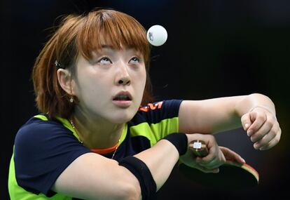 La surcoreana Suh Hyowon lanza la pelota en la ronda femenina de clasificación individual durante los Juegos Olímpicos de Río 2016.