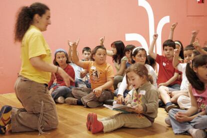 Un grupo de niños en un taller celebrado en el Museo de Arte Contemporáneo de Vigo.