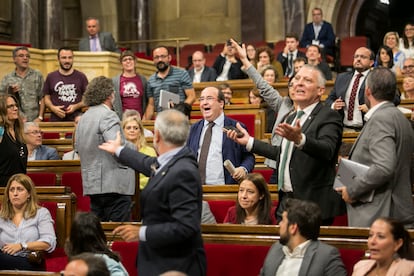 El socialista Miquel Iceta y otros diputados de la oposición protestan durante la aprobación de la Ley de Transitoriedad Jurídica en el Parlament, el 7 de septiembre de 2017.