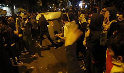 Grupos de radicales montan barricadas en las calles de Barcelona.