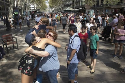 Dos j&oacute;venes regalan abrazosa todas aquellas personas que se pasean por La Rambla de Barcelona.