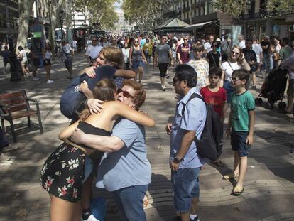 Dos j&oacute;venes regalan abrazosa todas aquellas personas que se pasean por La Rambla de Barcelona.